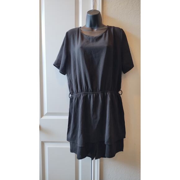 Short Sleeves Tiered Open Back Jumpsuit shorts Black romper size Large - Picture 1 of 14